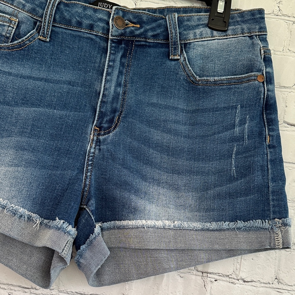 Judy Blue Medium Blue Slightly Distressed Rolled Fray Hem Jean Shorts size 10 - Picture 3 of 9
